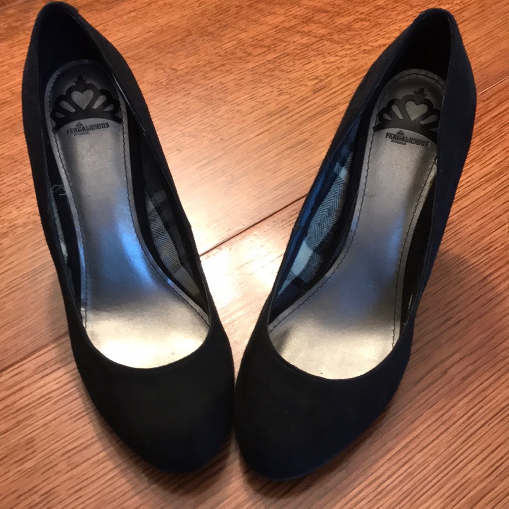 Black pumps